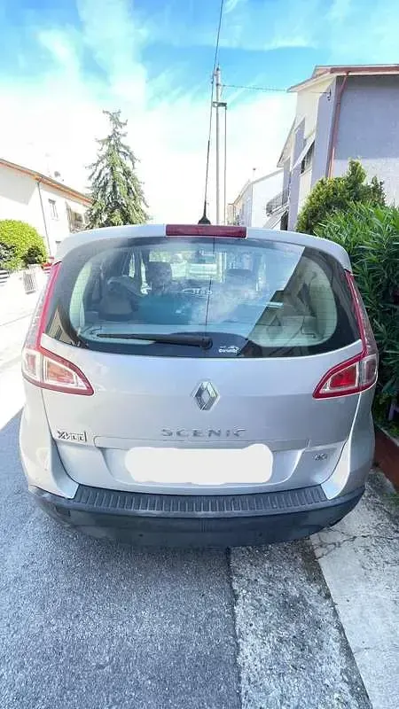 Usata Renault Scénic III 110 CV (80 kW) 2010 Argento Monovolume