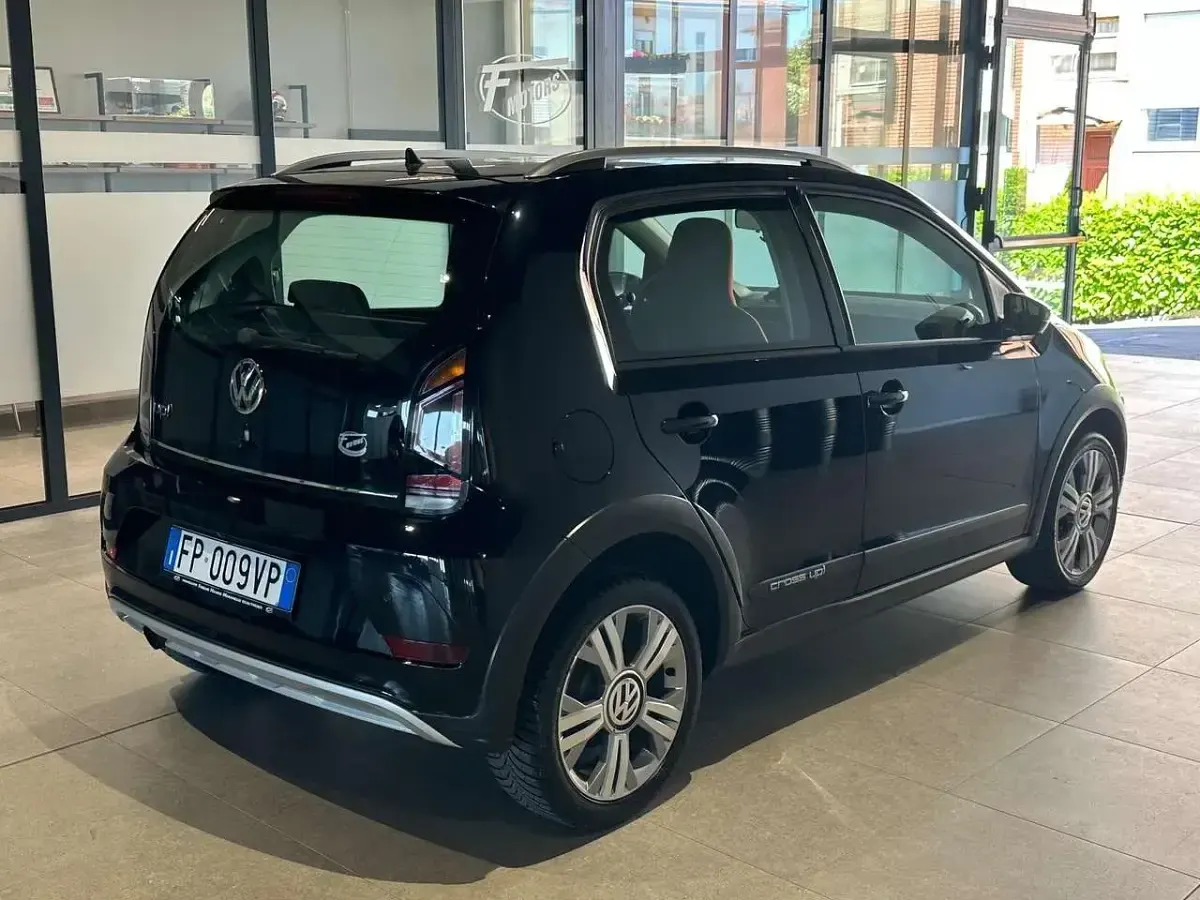 Usata VW cross up! 75 CV (55 kW) 2018 Nero Utilitaria