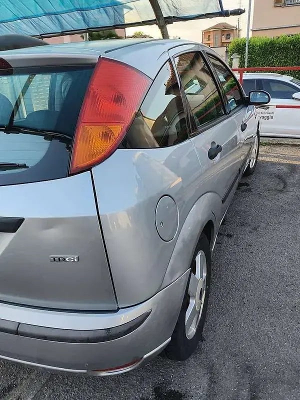 Usata Ford Focus Zetec 101 CV (74 kW) 2004 Argento Berlina