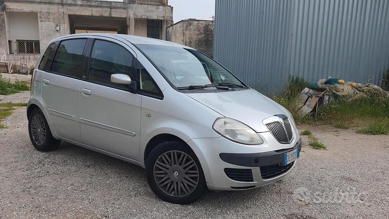 Usata Lancia Musa 70 CV (51 kW) 2006 Grigio Monovolume