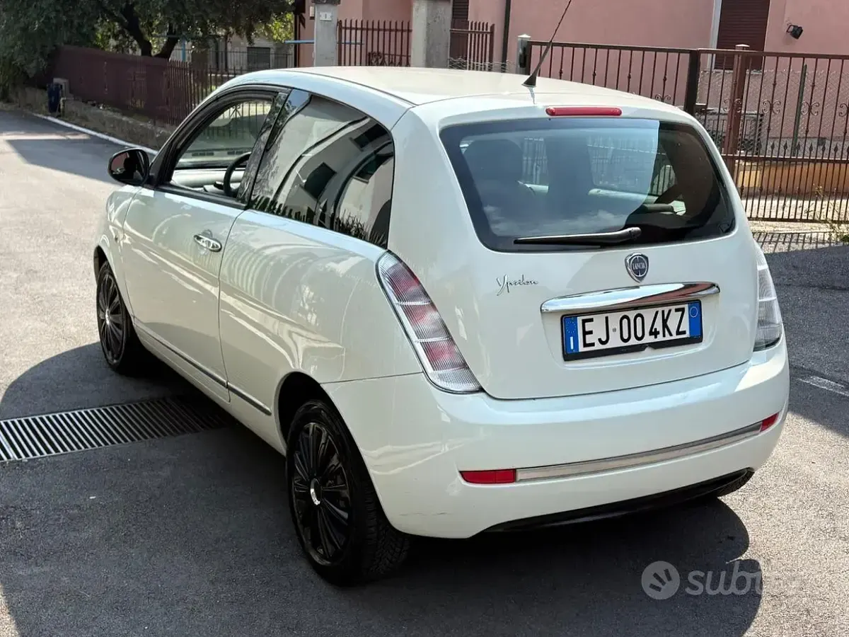 Usata Lancia Ypsilon Platinum 69 CV (50 kW) 2011 Bianco Utilitaria