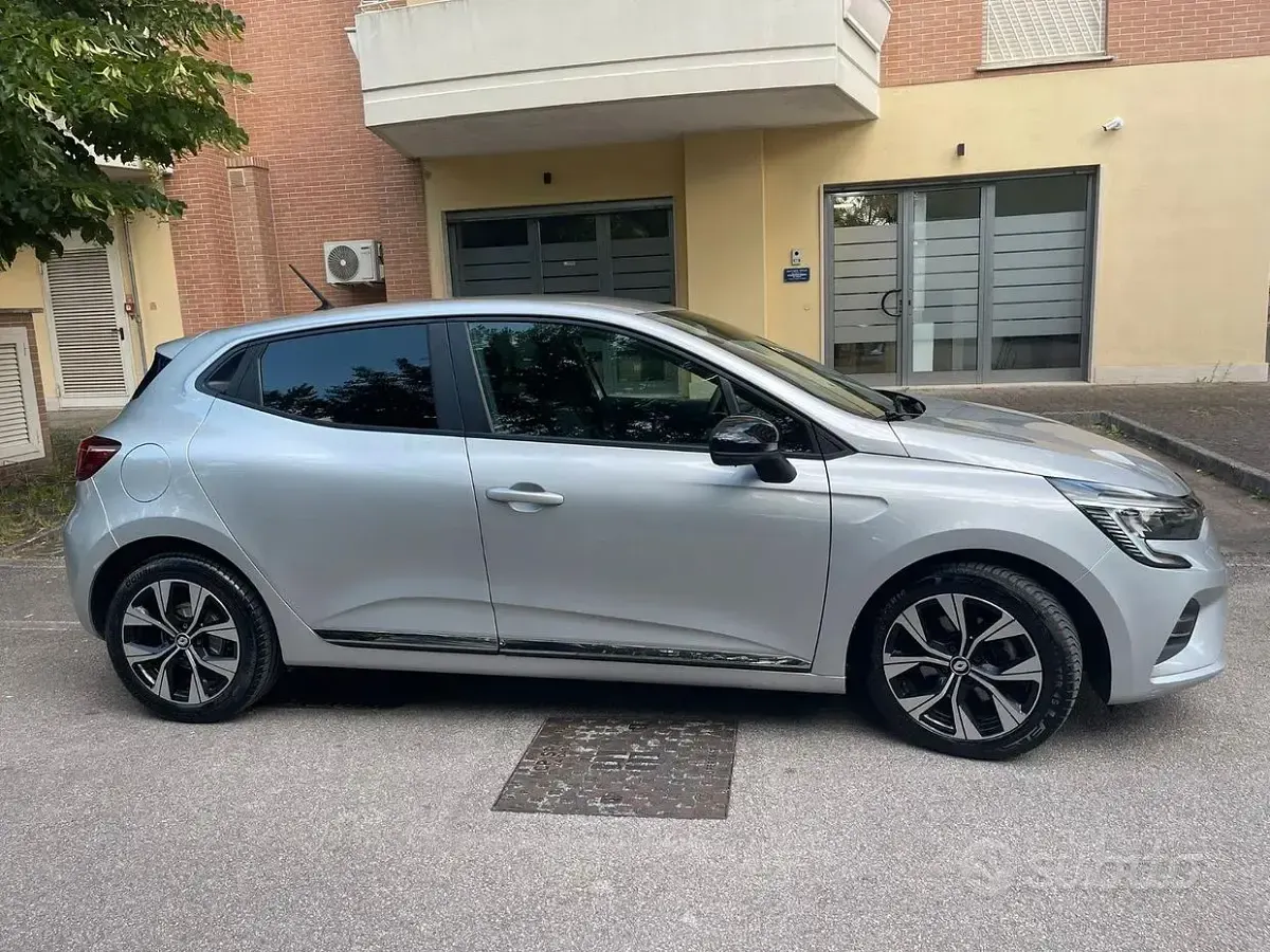Usata Renault Clio V Evolution 101 CV (74 kW) 2023 Grigio Utilitaria
