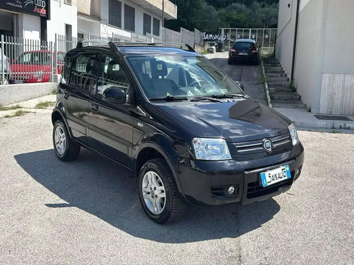 Usata Fiat Panda 4x4 Climbing 75 CV (55 kW) 2011 Nero Utilitaria