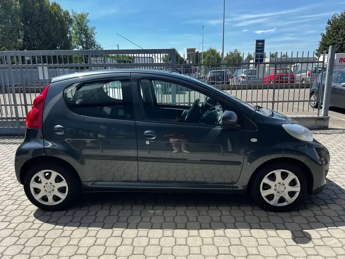 Usata Peugeot 107 Active 68 CV (50 kW) 2011 Grigio Utilitaria