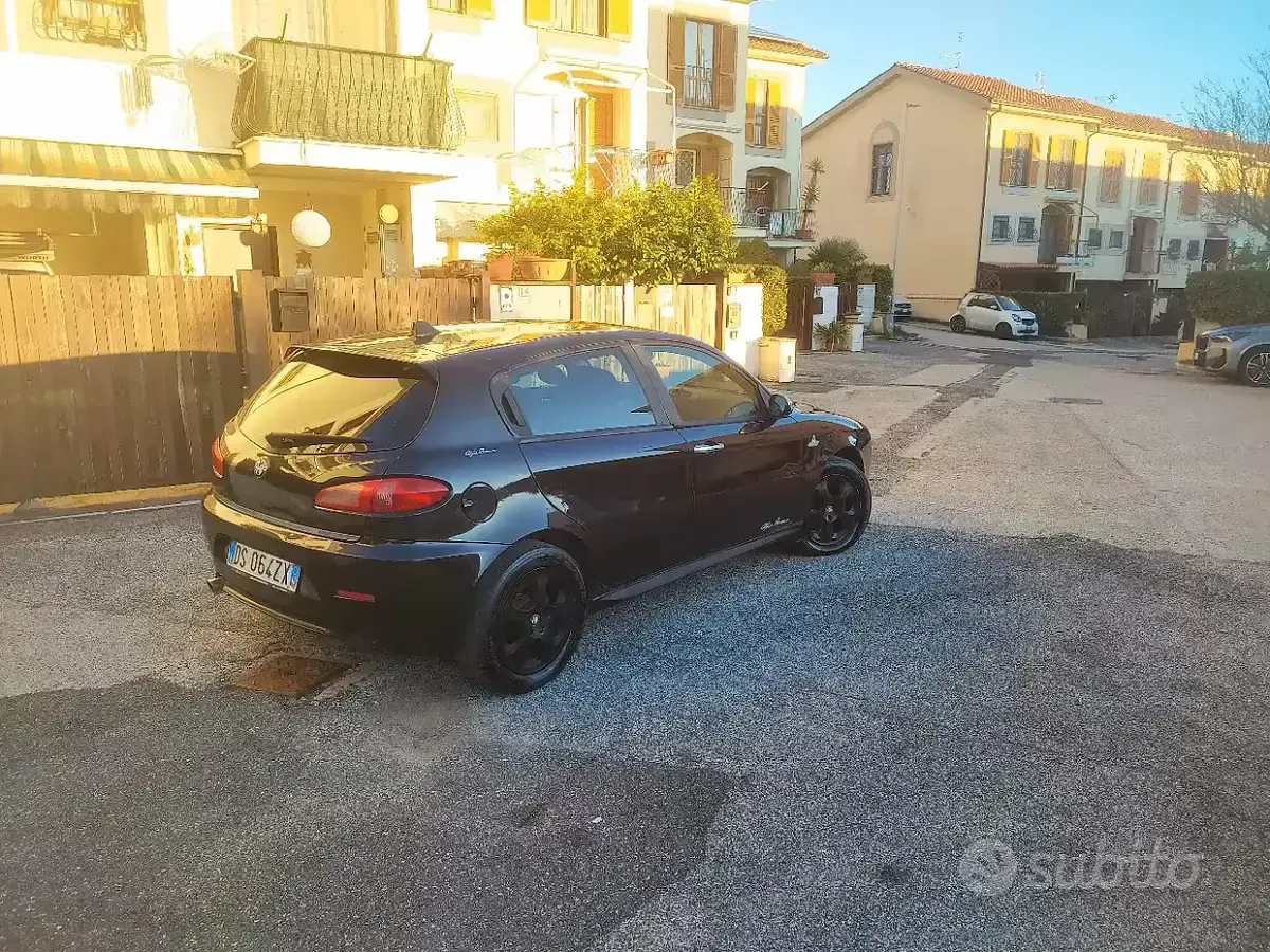 Usata Alfa Romeo 147 105 CV (77 kW) 2008 Nero Utilitaria