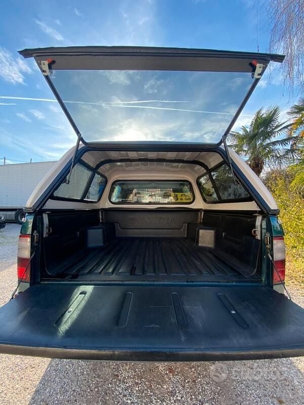 Usata Toyota HiLux SR5 90 CV (66 kW) 2001 Verde Pick-up