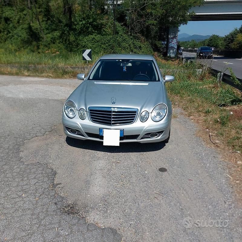 Usata Mercedes E220 150 CV (110 kW) 2007 Grigio Berlina