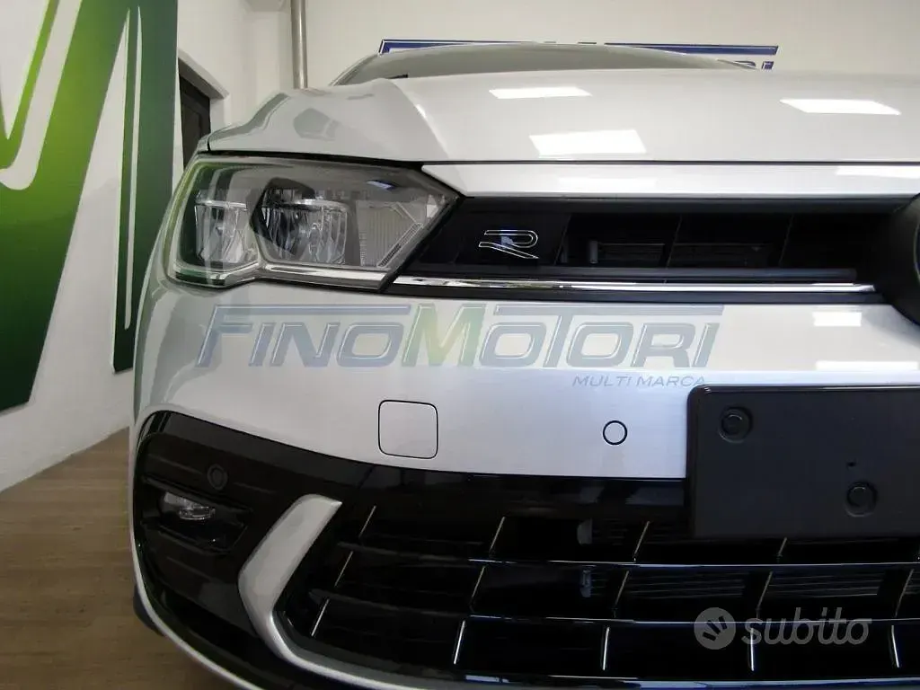 Usata VW Polo R-line 116 CV (85 kW) 2024 Argento Berlina