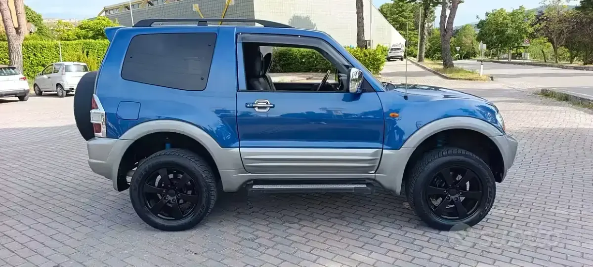 Usata Mitsubishi Pajero 202 CV (148 kW) 2002 Bluazzurro SUV