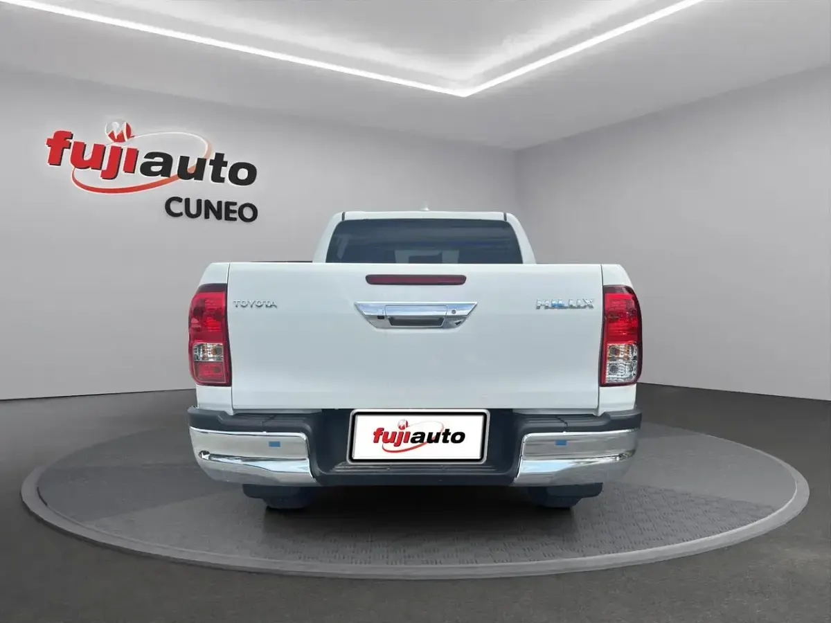 Nuova Toyota HiLux Lounge 204 CV (150 kW) 2026 Super white Pick-up