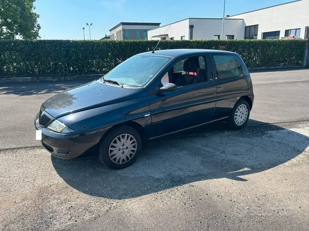Usata Lancia Ypsilon 60 CV (44 kW) 2003 Nero Utilitaria