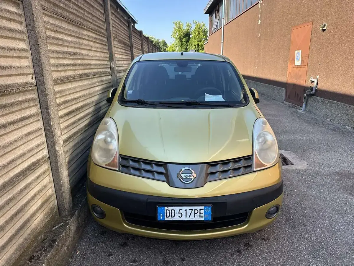 Usata Nissan Note Acenta 88 CV (64 kW) 2006 Oro Utilitaria