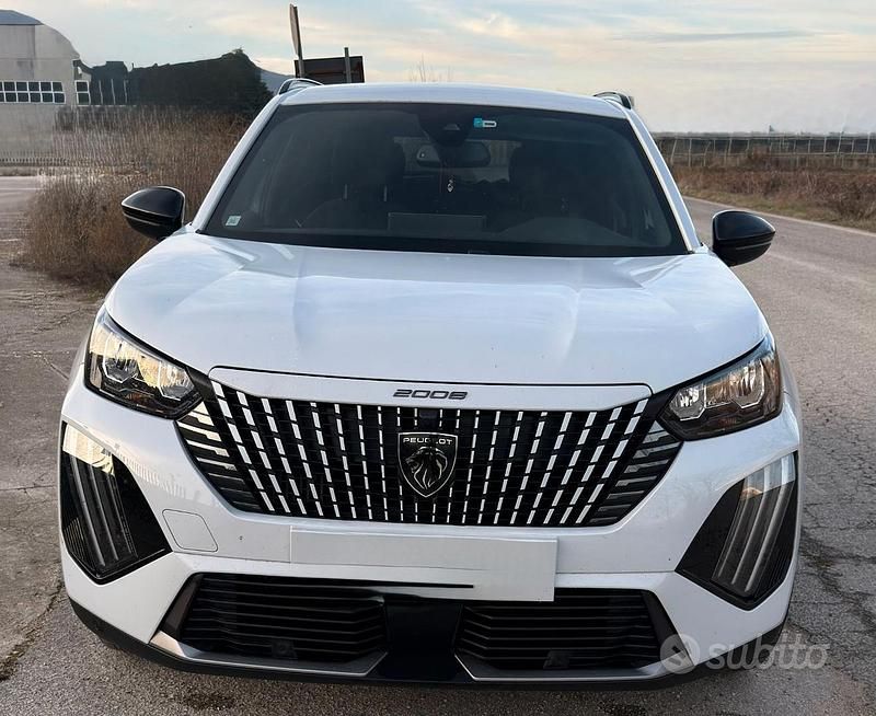 Usata Peugeot 2008 Allure 102 CV (75 kW) 2023 Bianco SUV