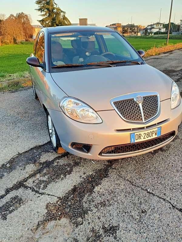 Usata Lancia Ypsilon 60 CV (44 kW) 2008 Oro Utilitaria