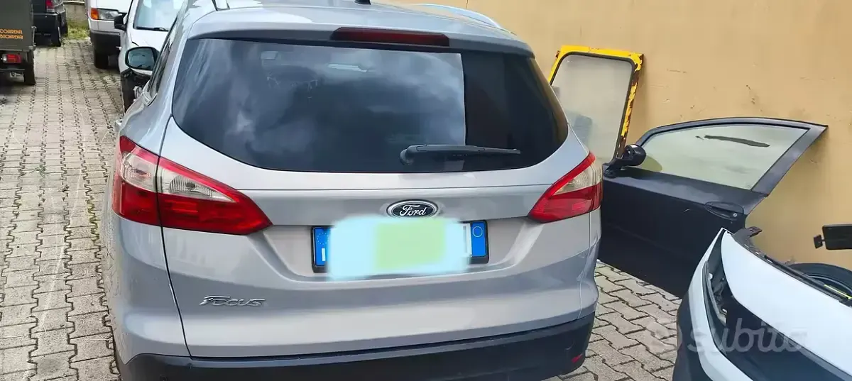 Begagnad Ford Focus Titanium 2011 Grå Kombi