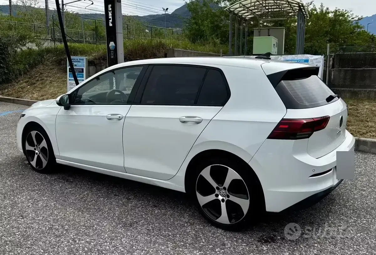 Begagnad VW Golf VIII Life 131 HK (96 kW) 2020 Vit Sedan