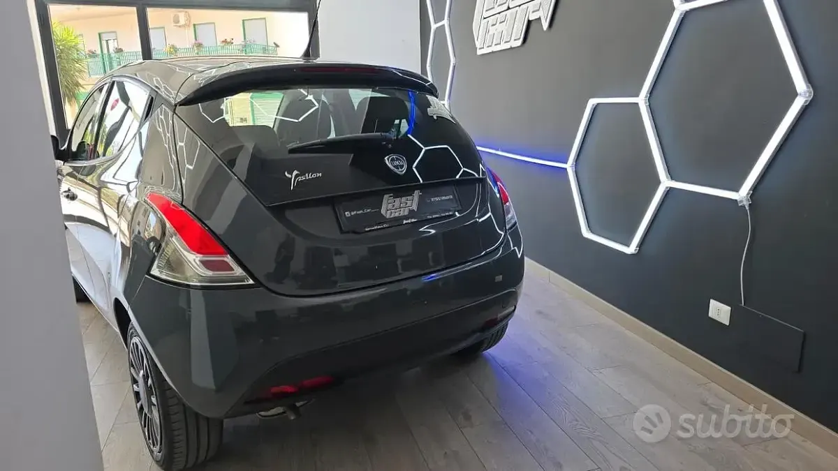 Usata Lancia Ypsilon 69 CV (50 kW) 2014 Grigio Utilitaria