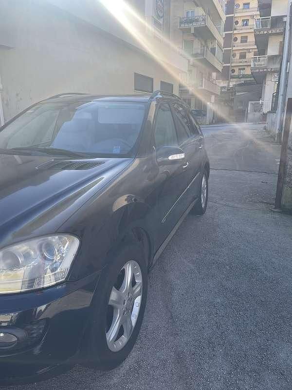 Usata Mercedes ML320 224 CV (164 kW) 2007 Blu/azzurro SUV