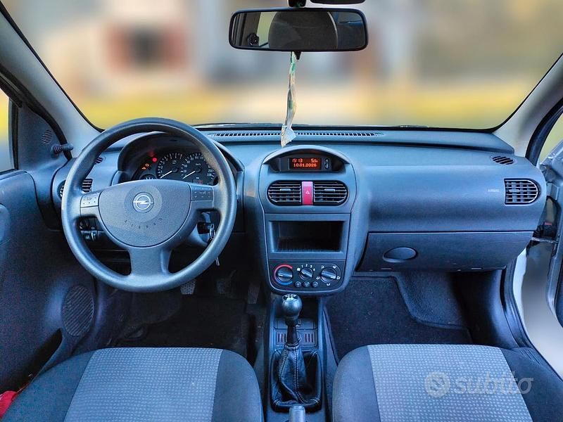 Używany Opel Corsa 58 KM (42 kW) 2006 Szary Hatchback