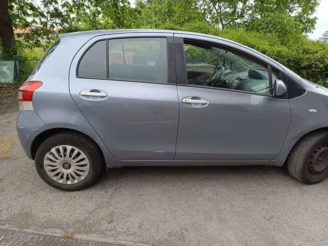 Usata Toyota Yaris Sol 69 CV (50 kW) 2010 Argento Utilitaria