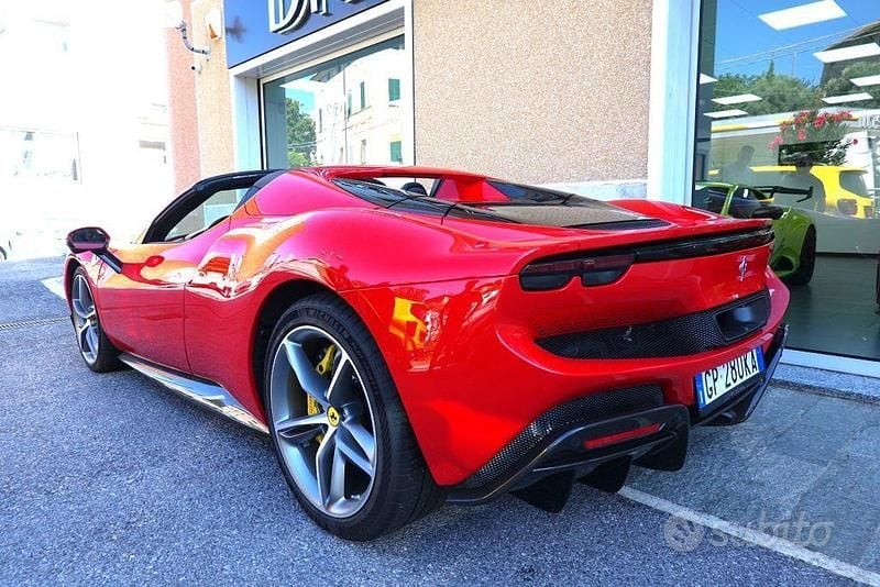 Usata Ferrari 296 830 CV (610 kW) 2023 Rosso Cabrio