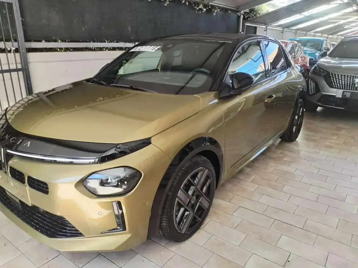 Usata Lancia Ypsilon 101 CV (74 kW) 2024 Oro Utilitaria