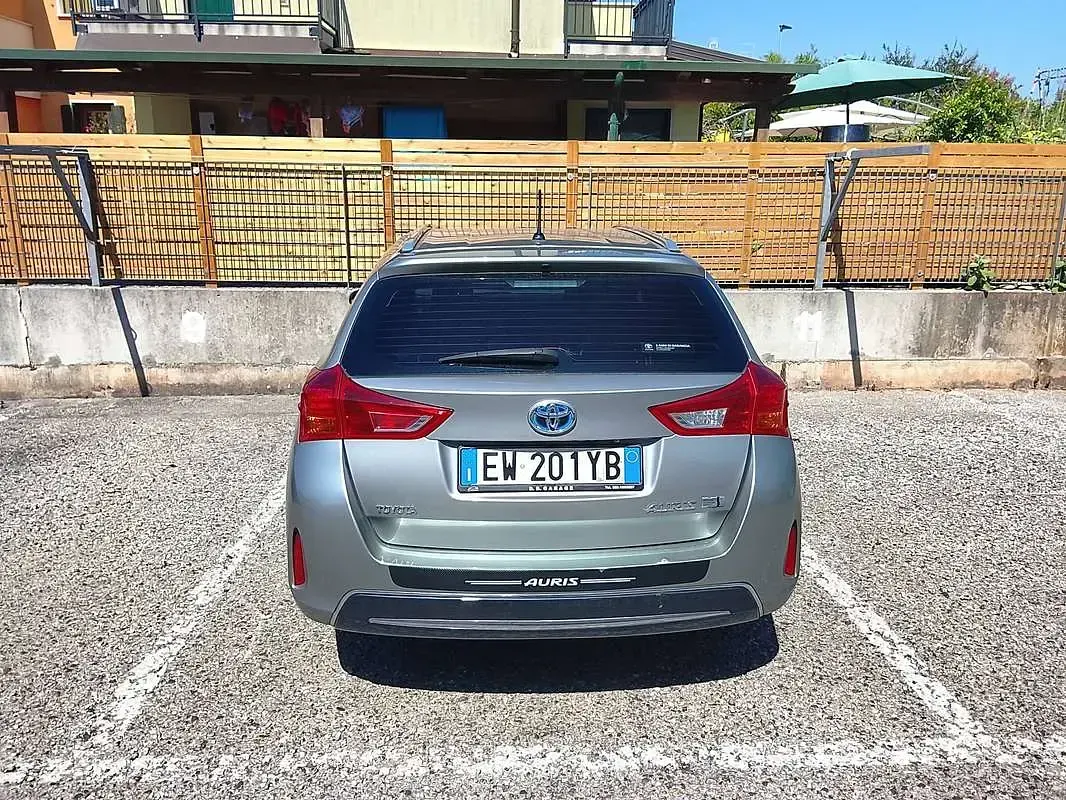 Usata Toyota Auris Hybrid Active 99 CV (72 kW) 2014 Grigio Station wagon