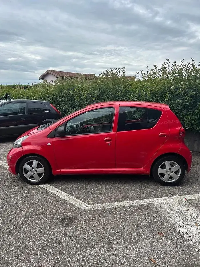 Usata Toyota Aygo Sol 54 CV (39 kW) 2006 Rosso Utilitaria