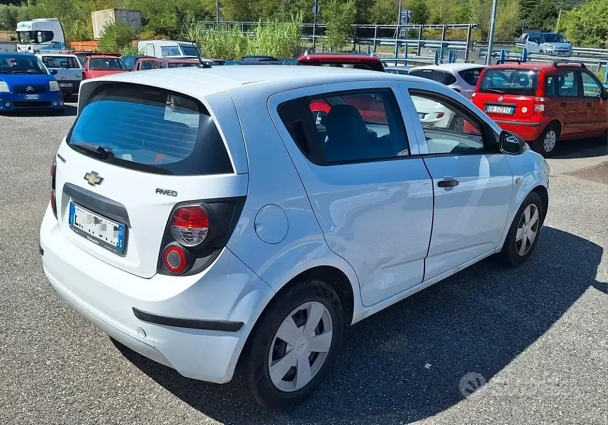 Usata Chevrolet Aveo 69 CV (50 kW) 2012 Bianco Utilitaria