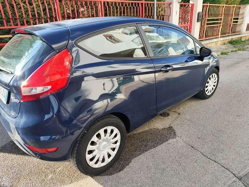 Usata 2010 Ford Fiesta Titanium Tre volumi | 2800 € (Super prezzo) - Immagine 1/4