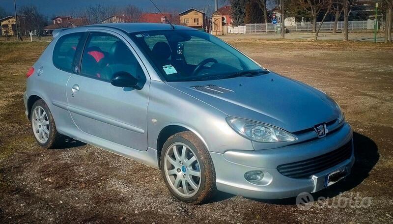 Usato 2000 Peugeot 206 2.0 Benzin 135 CV (10.900 €)