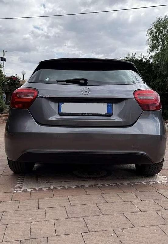 Usata Mercedes A180 Premium 109 CV (80 kW) 2017 Grigio Berlina