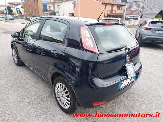 Usata Fiat Punto Young 69 CV (50 kW) 2015 Blu metallizzato Utilitaria