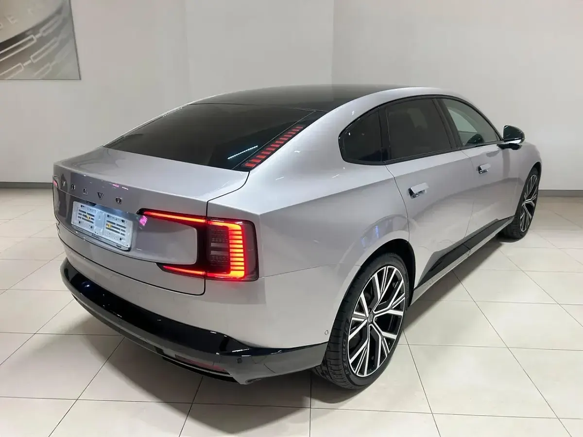 Nuova Volvo ES90 Ultra 244 kW (333 CV) 2026 Argento Berlina