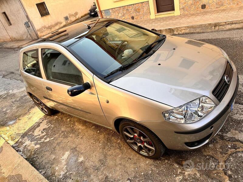 Usato 2003 Fiat Punto 1.2 Benzin 80 CV (3.000 €)