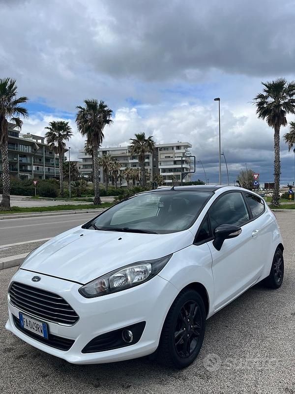 Usata Ford Fiesta 75 CV (55 kW) 2015 Bianco Berlina