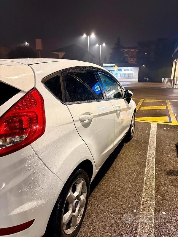 Usata Ford Fiesta Titanium 71 CV (52 kW) 2011 Bianco Berlina