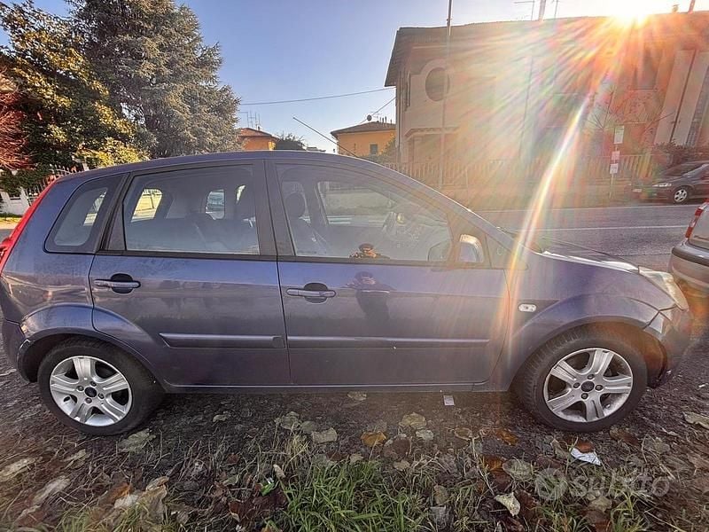 Usata Ford Fiesta 68 CV (50 kW) 2006 Blu Berlina