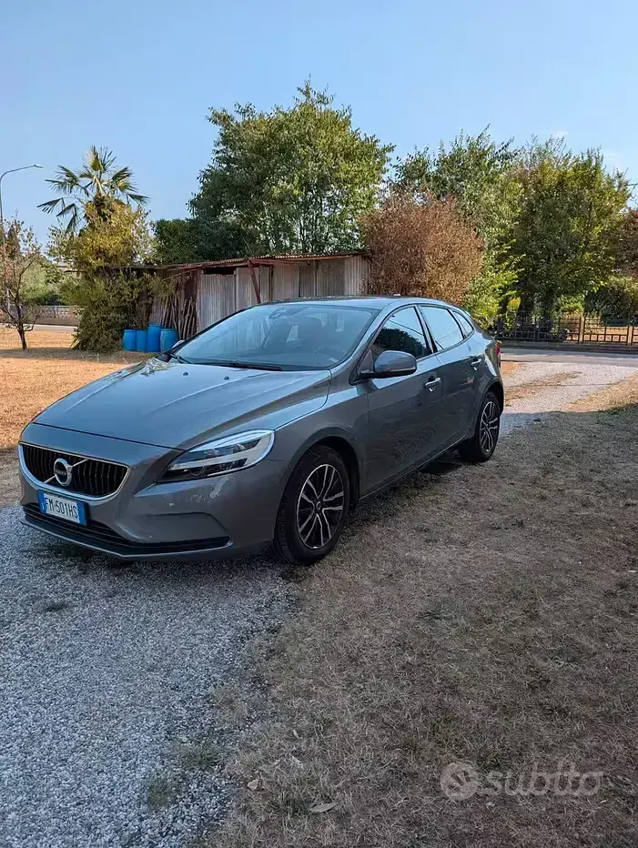 Usata Volvo V40 Momentum 120 CV (88 kW) 2017 Grigio Berlina