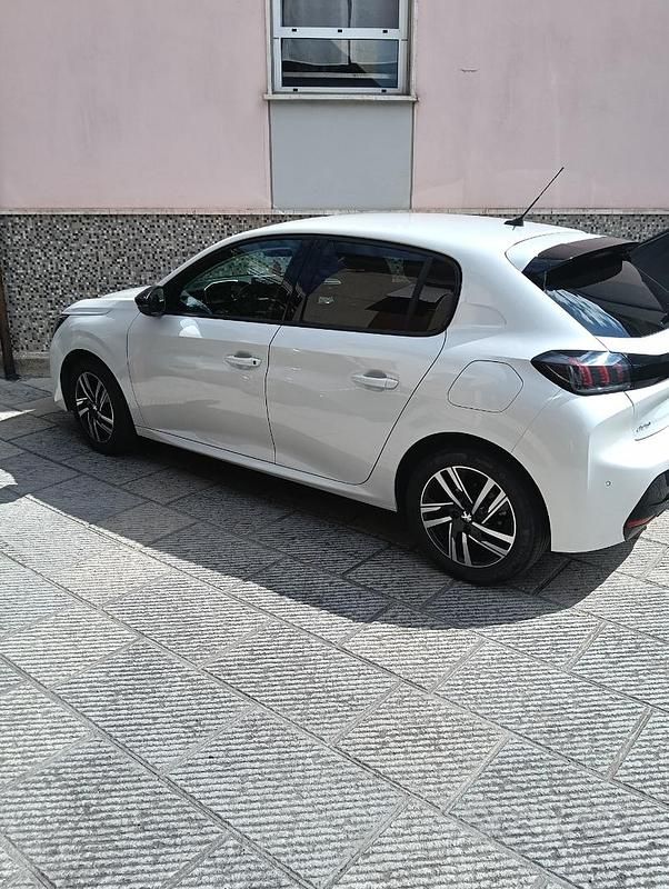 Usata Peugeot 208 Allure 101 CV (74 kW) 2022 Bianco Utilitaria