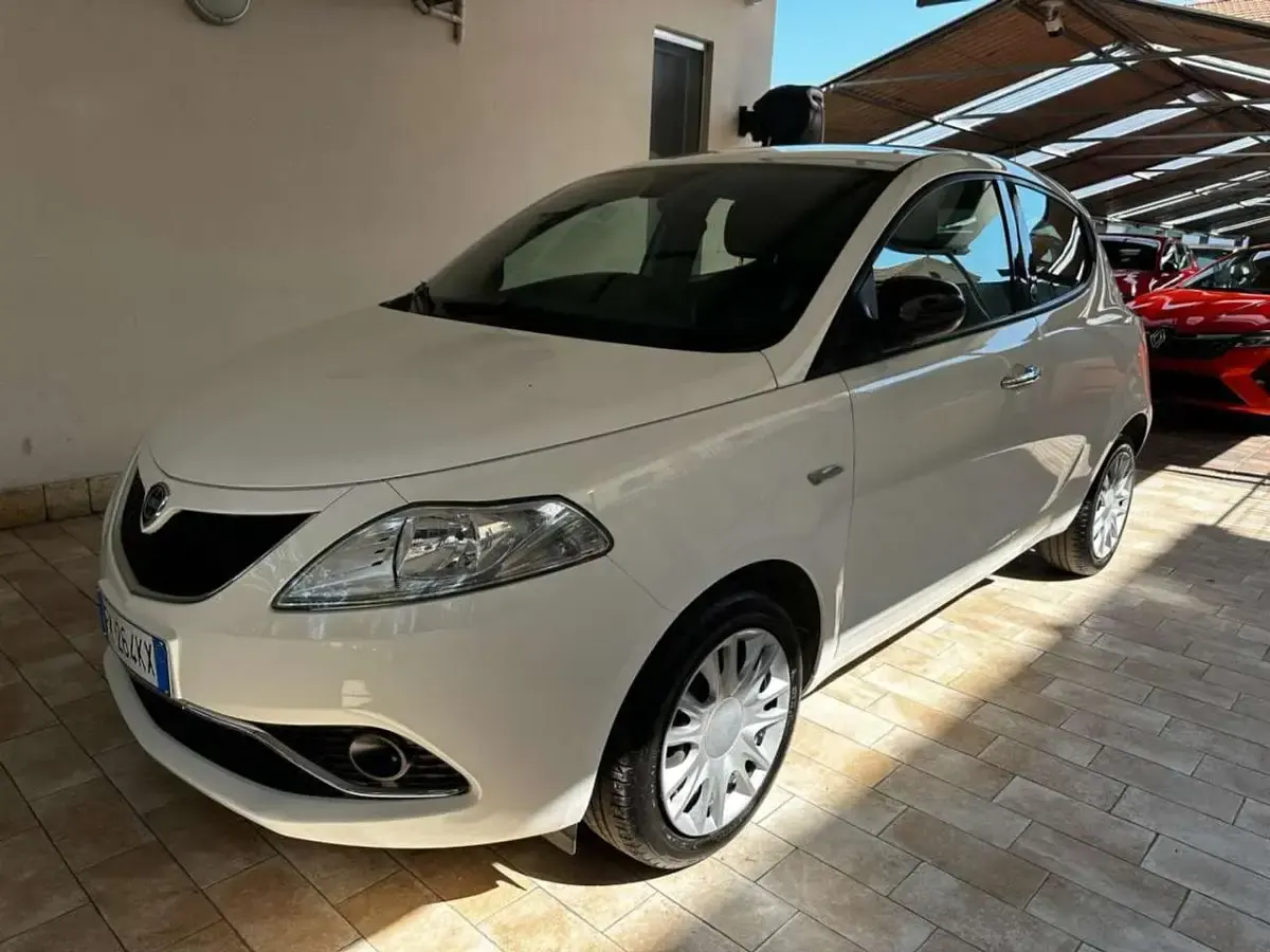 Usata Lancia Ypsilon Silver 69 CV (50 kW) 2017 Bianco Utilitaria
