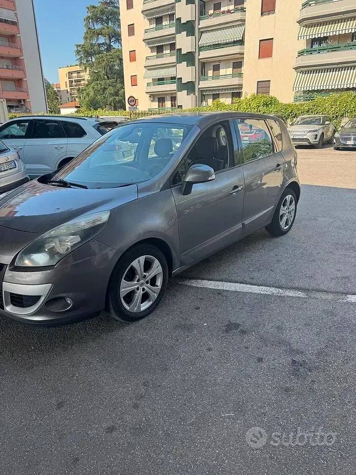 Usata Renault Scénic III Luxe 110 CV (80 kW) 2011 Grigio Monovolume