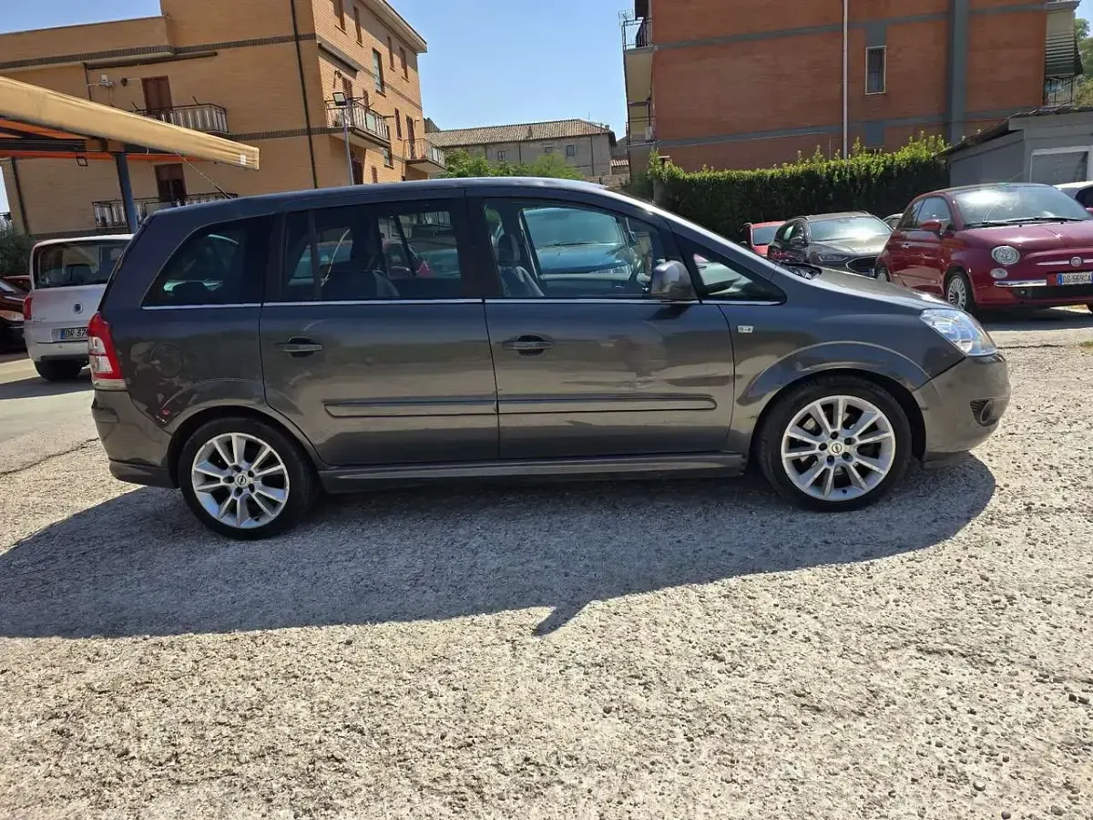 Usata Opel Zafira Cosmo 125 CV (91 kW) 2011 Nero Monovolume