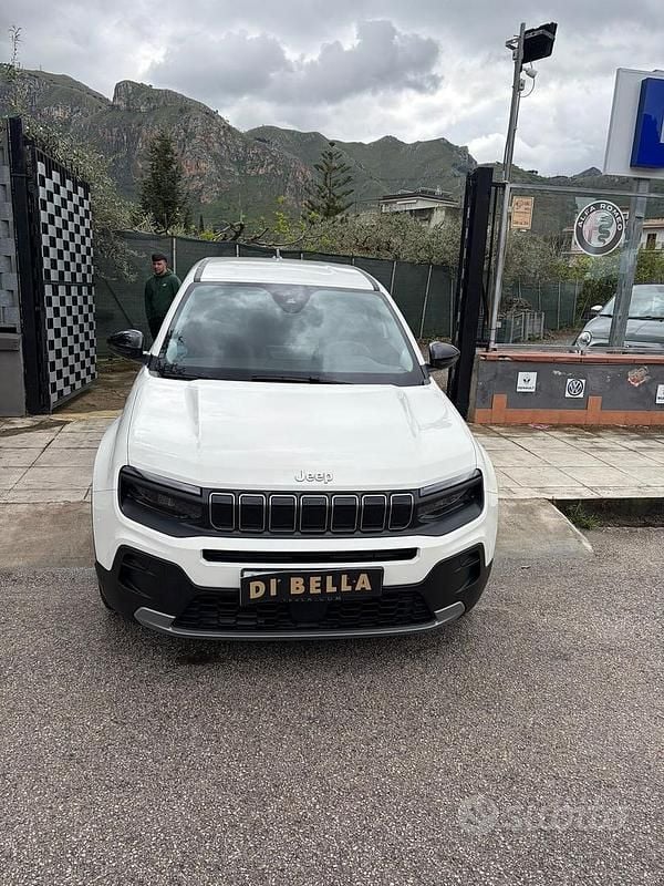 Käytetty Jeep Avenger 100 HP (73 kW) 2024 Valkoinen Katumaasturi