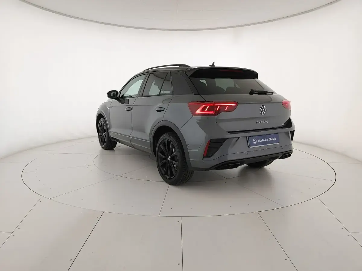 Usata VW T-Roc R-line 150 CV (110 kW) 2023 Indium grey metallizzato nero SUV
