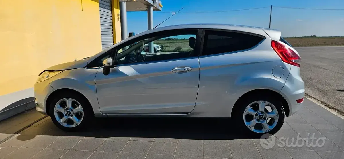 Gebraucht Ford Fiesta 92 PS (67 kW) 2011 Grau Limousine
