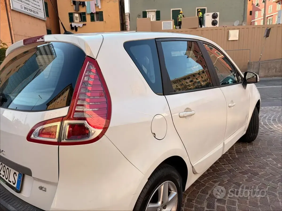 Usata Renault Scénic III Luxe 110 CV (80 kW) 2011 Bianco Monovolume