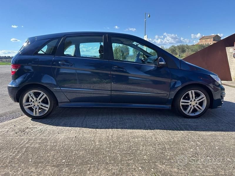 Usata Mercedes B180 Premium 140 CV (102 kW) 2011 Blu Monovolume