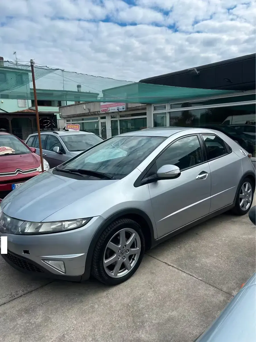 Usata Honda Civic Exclusive 140 CV (102 kW) 2010 Argento Berlina