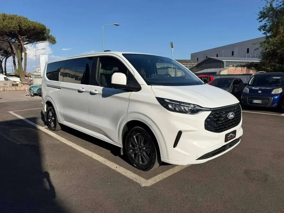 Usata Ford Tourneo Custom 136 CV (100 kW) 2024 Bianco Furgone